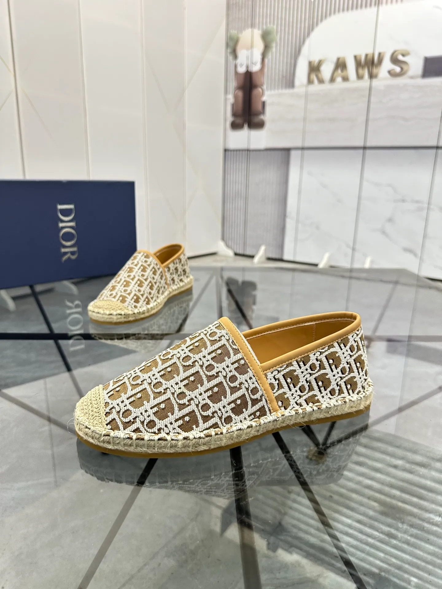 Men's shoes for sale 💰: 💰P400¥ Product trademark: Dior* "Dior*" low-top fisherman's shoes Regular size: 38-44 (can be customized to 37.45) Product materials: imported cowhide leather upper spliced ​​with original fabric, sheepskin lining, original outsole. Number: 1023
